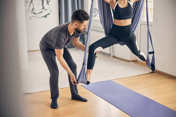 Two young people spending time in gym — Stock Photo, Image