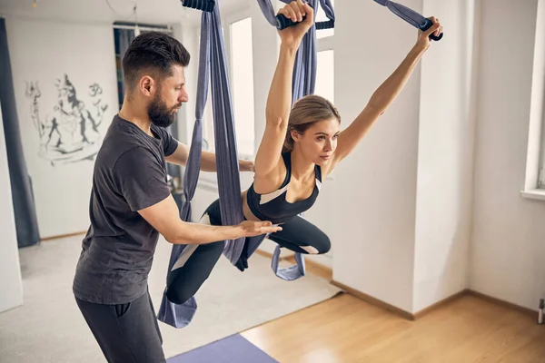 Ciddi bir bayan hava yogası yapıyor. — Stok fotoğraf