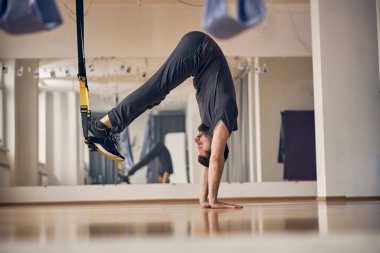 TRX 'i askıya alan ciddi bir genç adam.