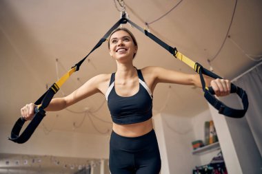 Neşeli sporcu bayan dayanıklılık egzersizi yapıyor.