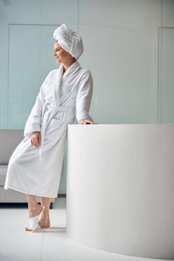 Rüya gibi bir spa müşterisi mesafeye bakıyor