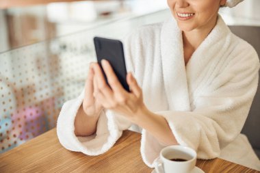 Masada aletini kullanan bir kadın.