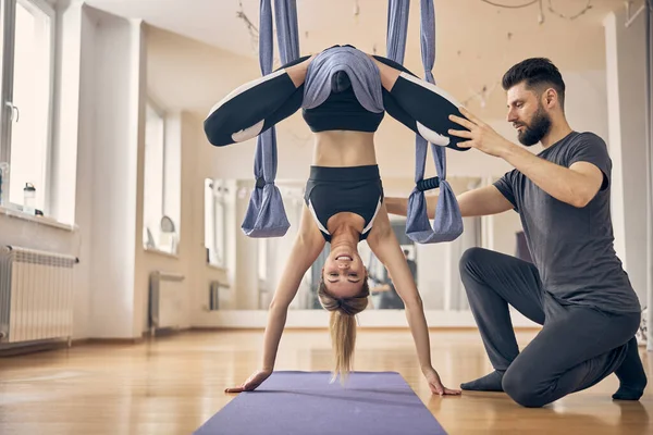 Donna e il suo allenatore durante la lezione di yoga — Foto Stock