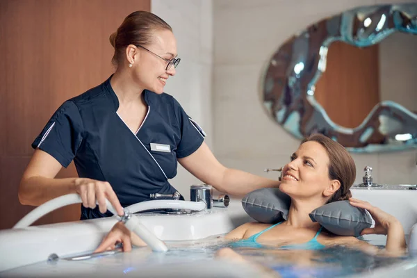 Zufriedene Dame erhält eine Unterwasserdusche Massage — Stockfoto