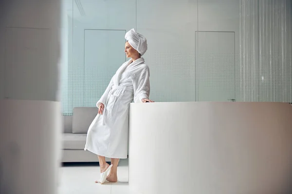 Sorrindo senhora esbelta de pé em um hall de entrada — Fotografia de Stock