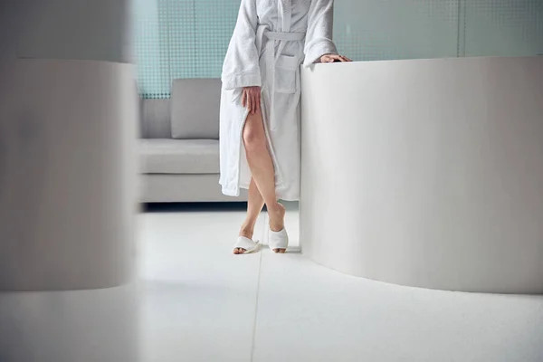 Paciente femenina con albornoz y zapatillas —  Fotos de Stock