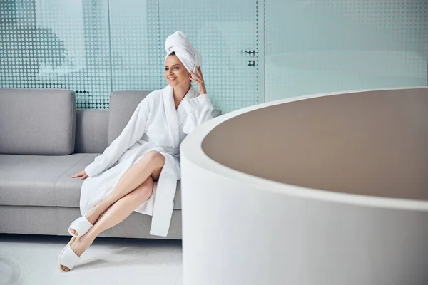 Cliente Spa relaxante antes de um procedimento cosmético — Fotografia de Stock