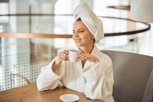 Alegre bella dama sosteniendo una taza de té — Foto de Stock