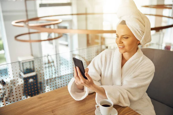 Agradable encantadora hembra mirando su gadget — Foto de Stock