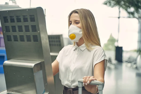 可爱的金发女子站在监视器旁边 — 图库照片