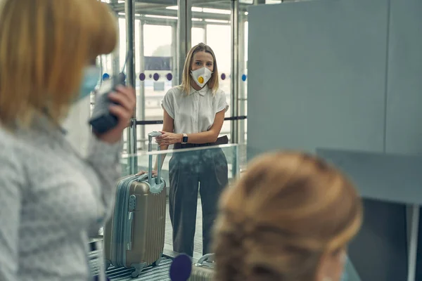 Dos trabajadores de seguridad revisando el equipaje — Foto de Stock