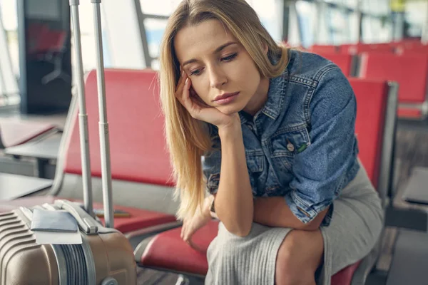 Bored blonde woman waiting for the boarding — Stock Photo, Image