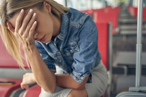 Moe blonde vrouw die haar ogen bedekt — Stockfoto