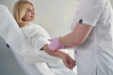 Sağlığıyla ilgilenen pozitif yetişkin bir kadın.