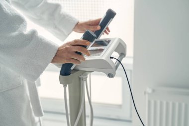 Klinikteki modern vücut ölçüm aleti