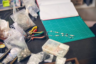 Çalışma odasında mücevher servisi için profesyonel araçlar