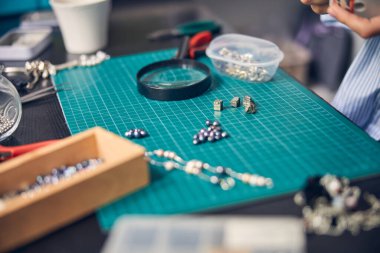 Çalışma masasında bijouterie zanaatı için malzeme