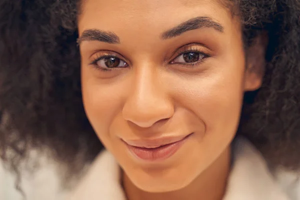 Lindo olhar de senhora afro-americana positiva — Fotografia de Stock