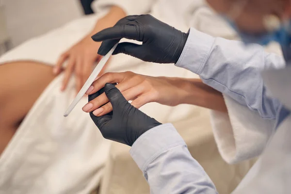 Manicura femenina profesional realizada en salón de alta calidad —  Fotos de Stock