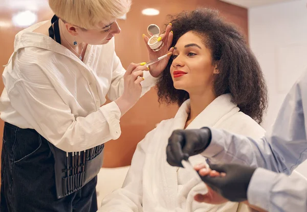 Mulher afro-americana encantadora durante preparações de beleza — Fotografia de Stock