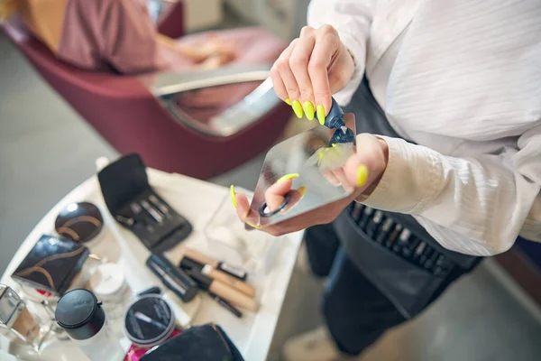 Visagiste profesional usando paleta para muestras de cosméticos —  Fotos de Stock