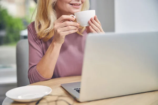 Крупним планом задоволена жінка п'є ароматну каву — стокове фото