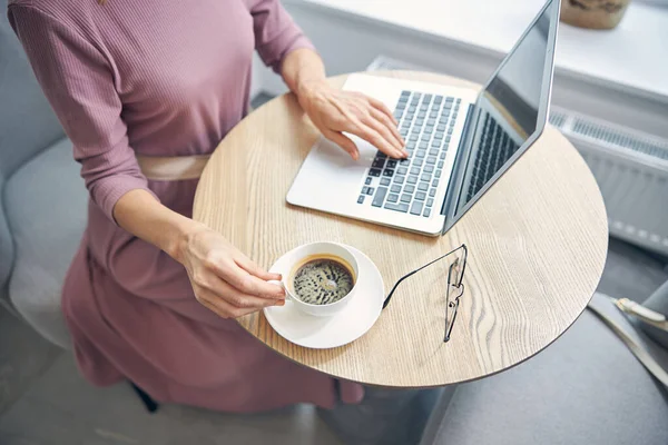 Gros plan de la main féminine prenant tasse — Photo