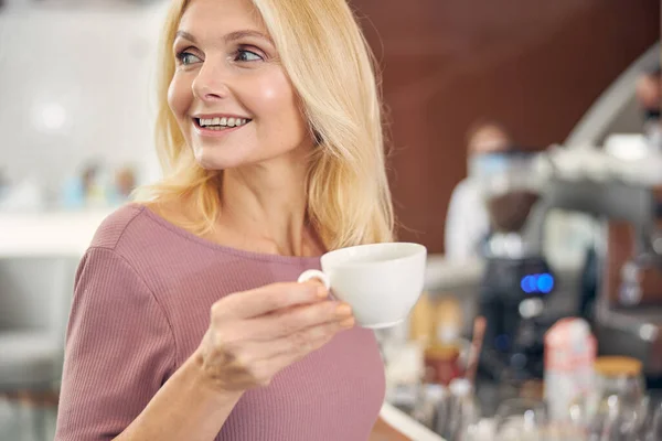 Портрет задоволеної жінки, що тримає чашку кави — стокове фото
