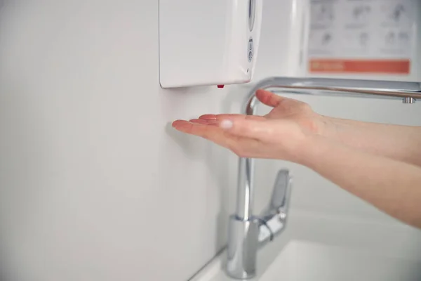 Close up of medical worker washing hands — Stock Photo, Image