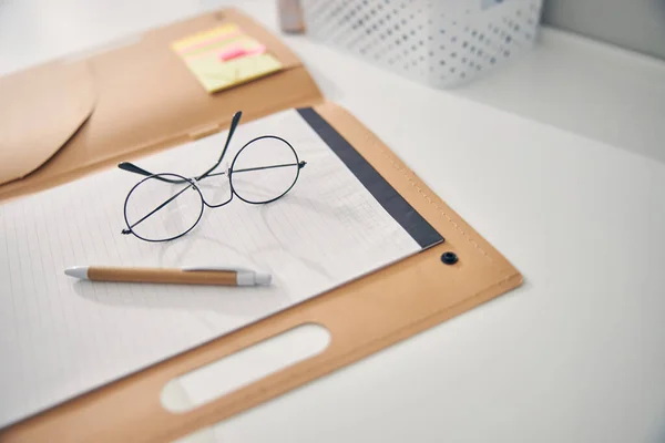 Fokuserat foto på glasögon på pappersarket — Stockfoto