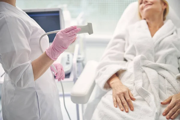 Professionnel effectuant un examen de santé dans le cabinet — Photo