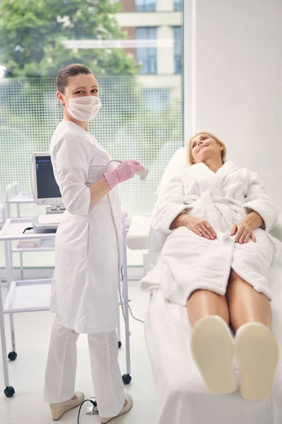 Aardige vrouwelijke persoon die werkt in een moderne kliniek — Stockfoto