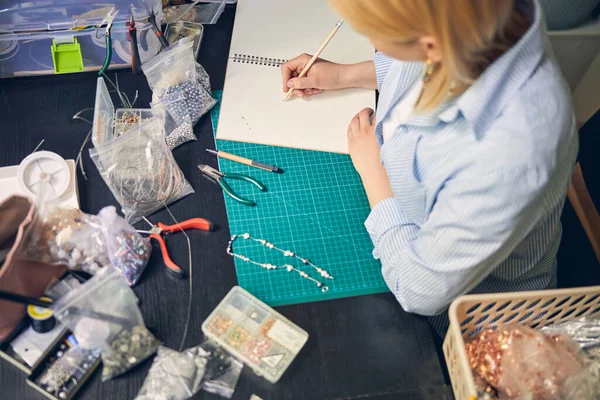 Caucasian woman creating a product design in workshop — Stock Photo, Image