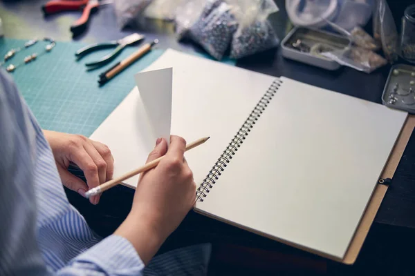 Taccuino bianco di specialista in camera di lavoro — Foto Stock