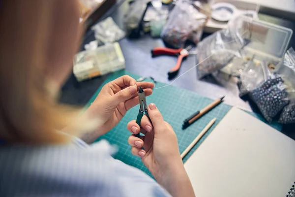 Caucasian female diligently working in jewelry studio — Stock Photo, Image