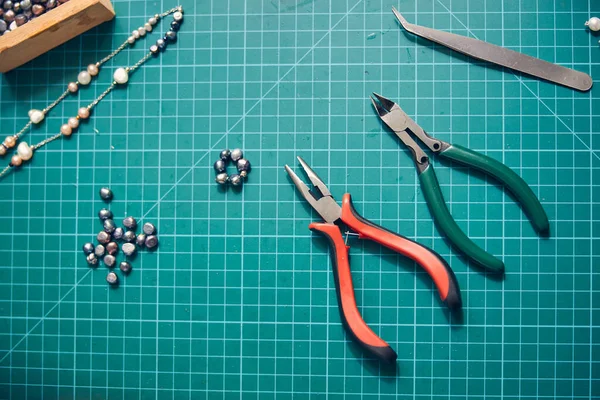 Bijouterie fabricante de instrumentos para la producción de joyas hechas a mano — Foto de Stock