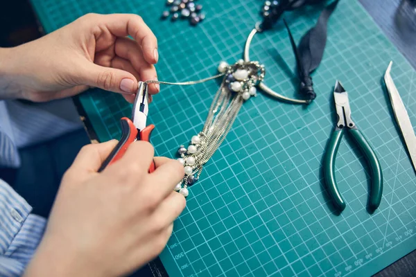 Accurate work of jewel employee with a tool — Stock Photo, Image