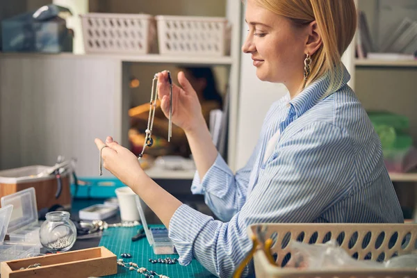 Blij dat een vrouw blij is met modieuze sieraden — Stockfoto