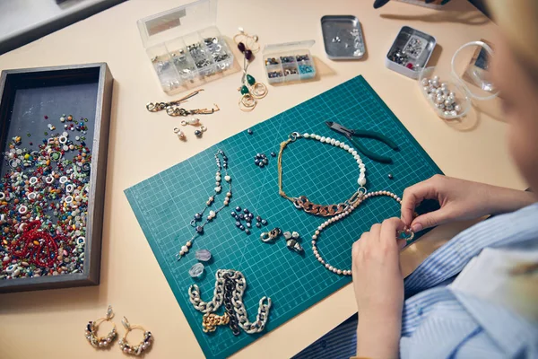Creación de joyas de moda en un estudio —  Fotos de Stock