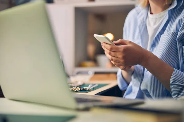 Femme caucasienne utilisant un smartphone au bureau — Photo