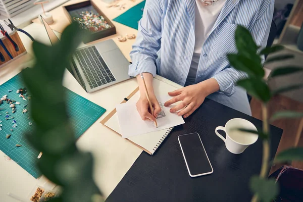 Employé assidu travaillant sur le projet de bijoux à table — Photo