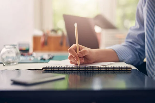 Processo di disegno schizzo nella stanza di lavoro del progettista — Foto Stock