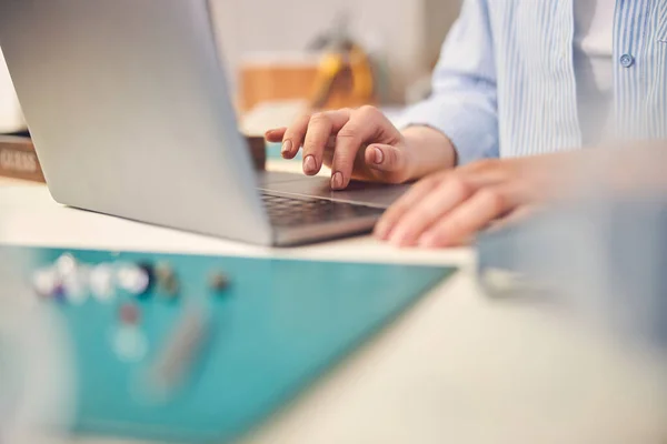 Spécialiste de bureau travaillant sur un ordinateur portable dans la chambre — Photo