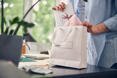 Masada hediye çeki olan güzel bir çanta.