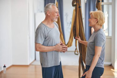 Spor salonunda duran iki sporcu.