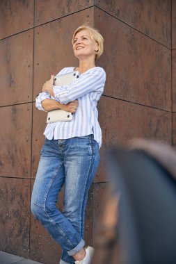 Bir binanın köşesinde duran kadın.