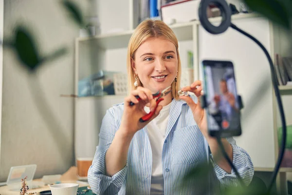 Gladsome femme enregistrement d'une vidéo sur l'artisanat entreprise — Photo