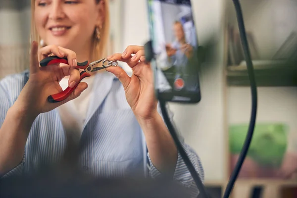 Informatieve blog van ambachtelijke specialist opgenomen op smartphone — Stockfoto