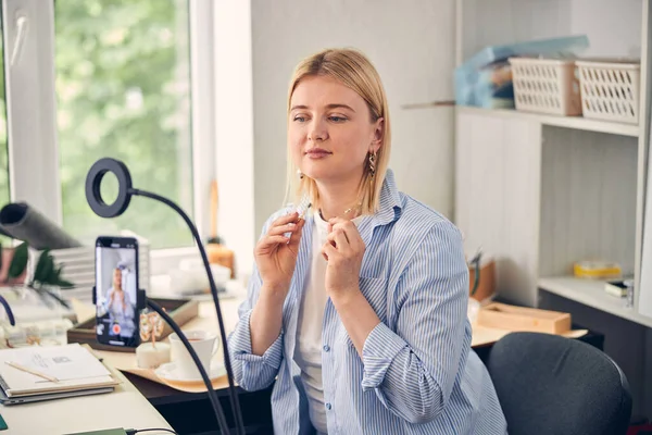 Tournage vidéo de bijoux produit pour blogueur canal — Photo