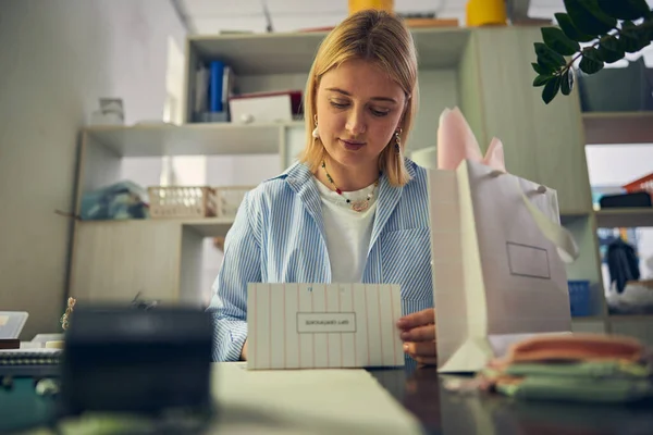 Cadeauvoorbereiding voor trouwe klanten aan tafel — Stockfoto